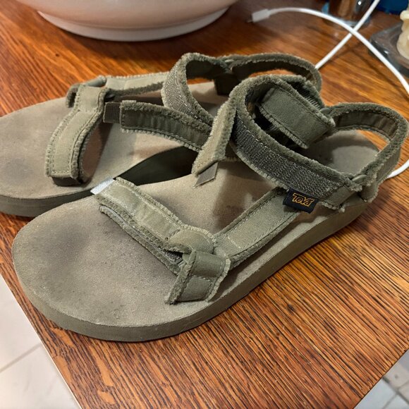 Gently Used Condition TEVA Womens Green Strappy Sandals Size 7 - Picture 1 of 6